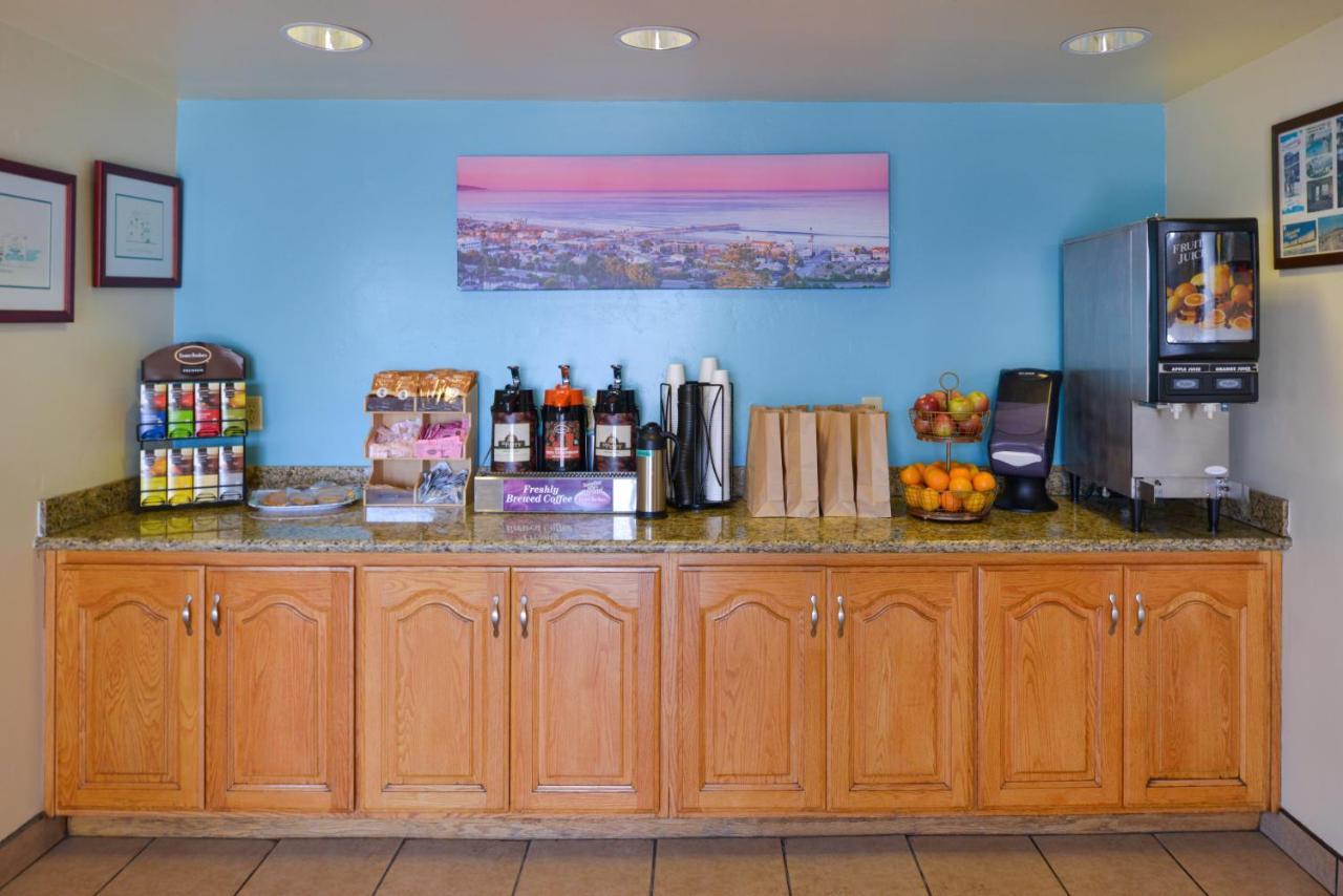 Edgewater Inn And Suites Писмо Бич Экстерьер фото
