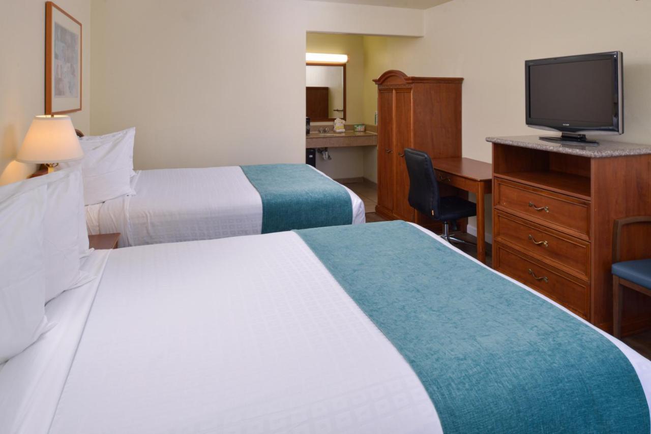 Edgewater Inn And Suites Писмо Бич Экстерьер фото