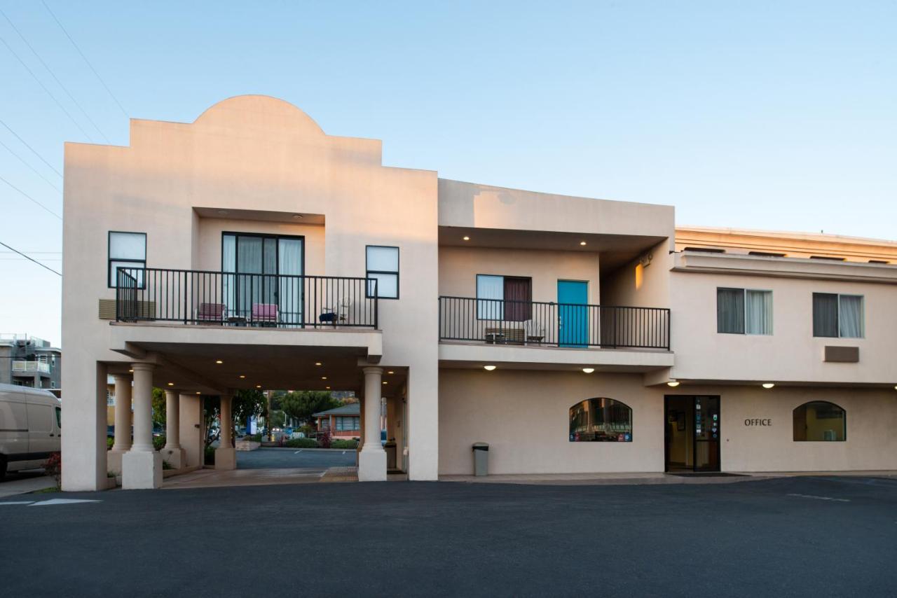Edgewater Inn And Suites Писмо Бич Экстерьер фото