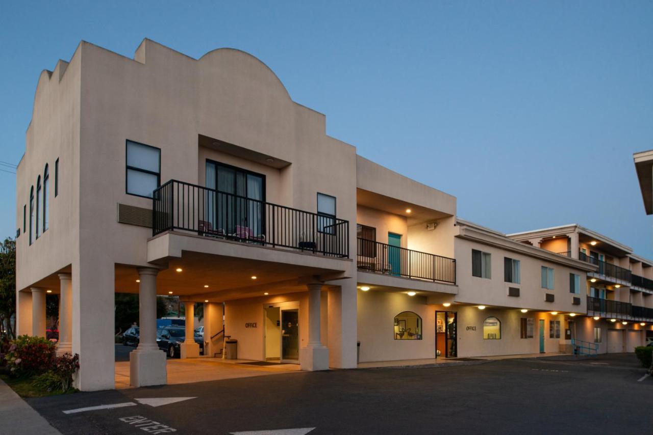Edgewater Inn And Suites Писмо Бич Экстерьер фото