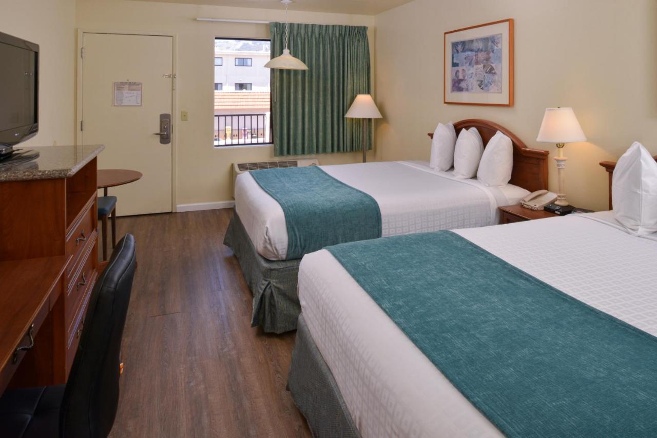 Edgewater Inn And Suites Писмо Бич Экстерьер фото
