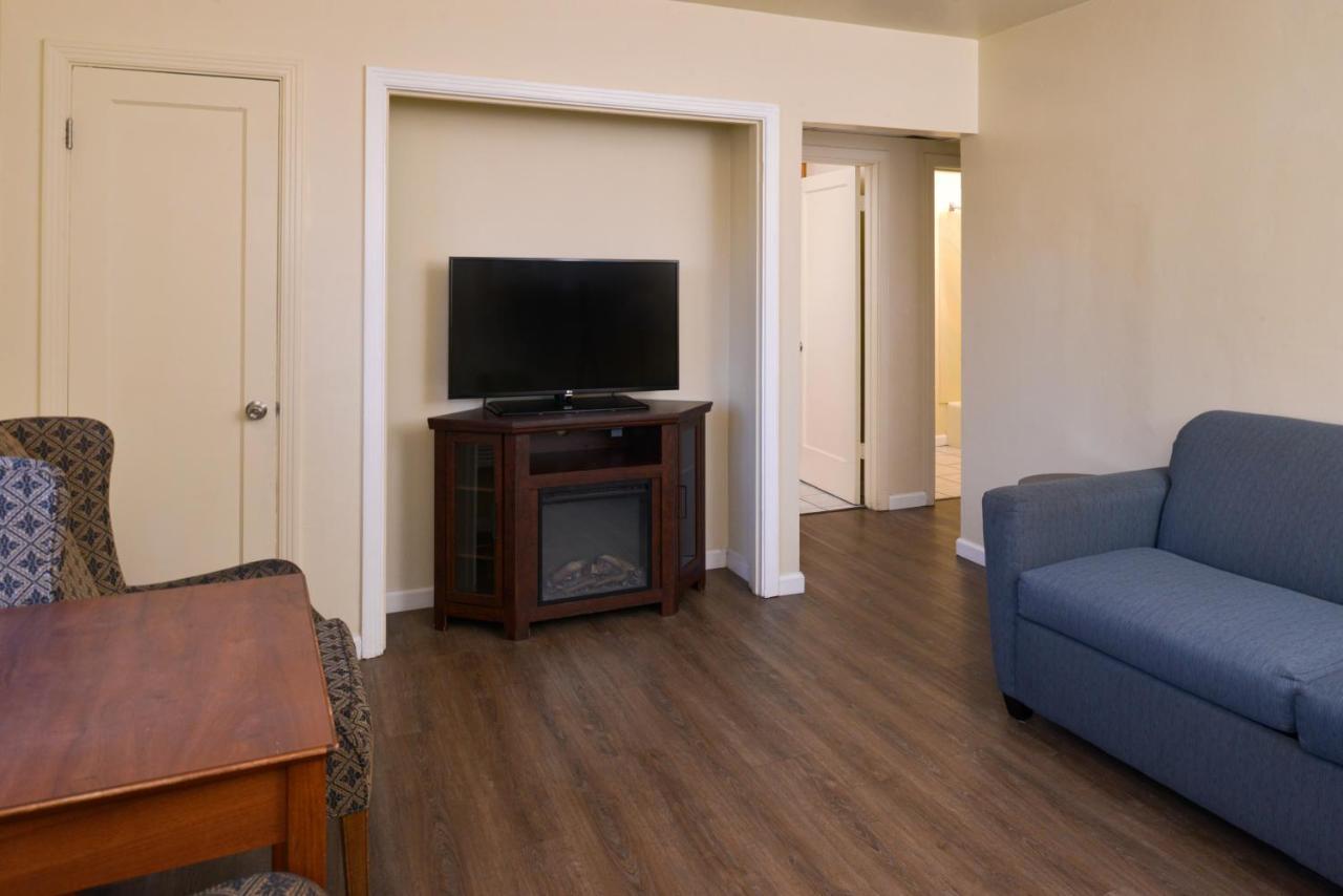 Edgewater Inn And Suites Писмо Бич Экстерьер фото