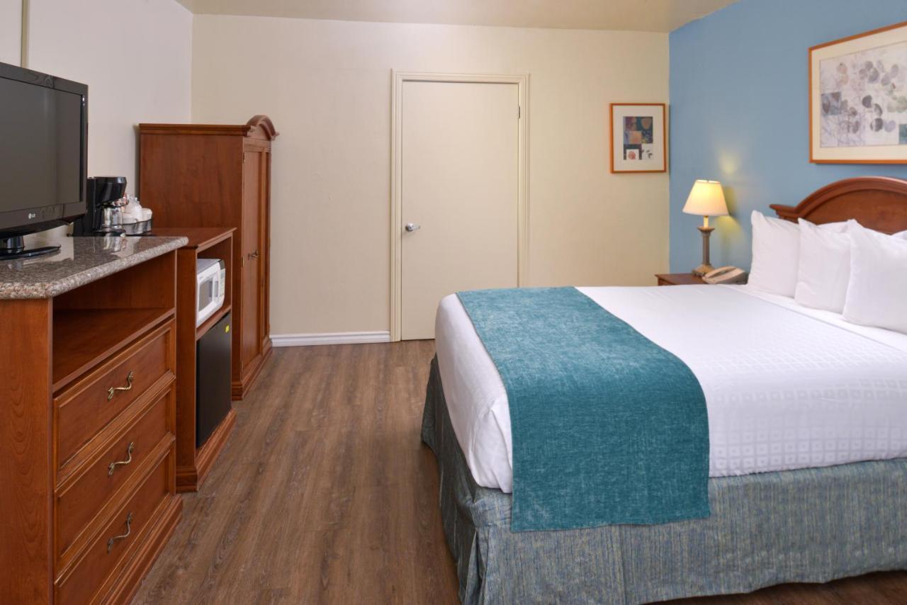 Edgewater Inn And Suites Писмо Бич Экстерьер фото